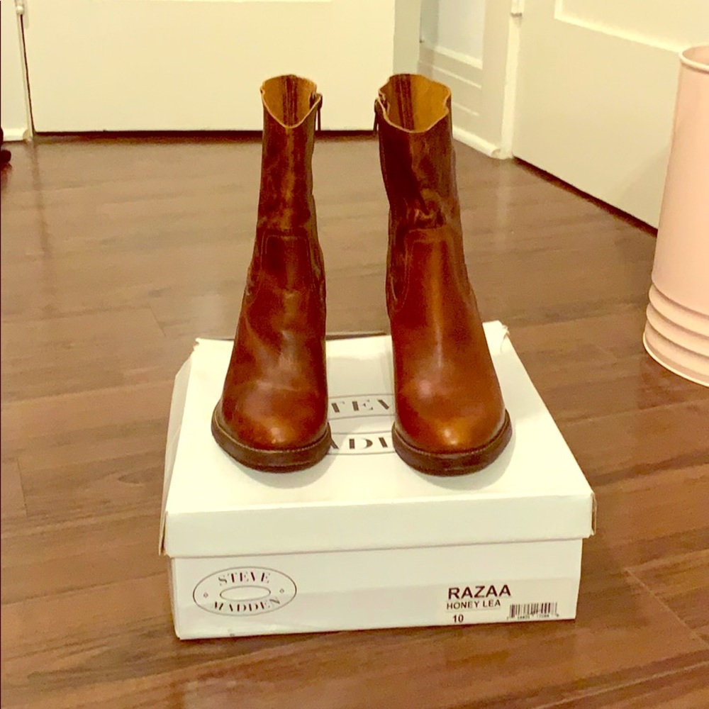 Steve Madden Razaa Boots in color Honey Lee
